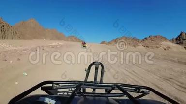 在埃及<strong>沙漠里</strong>骑着一只四边形。 第一人称观点。 骑着ATV自行车。